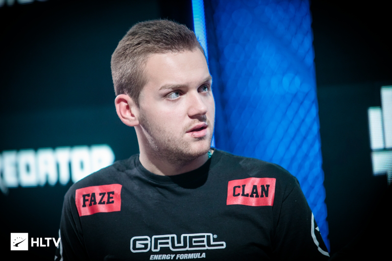 完整的神队伍？OBGG已将 GALA 归类到 Invictus Gaming ，与 TheShy 、 JIEJIE 和 rookie 并列。